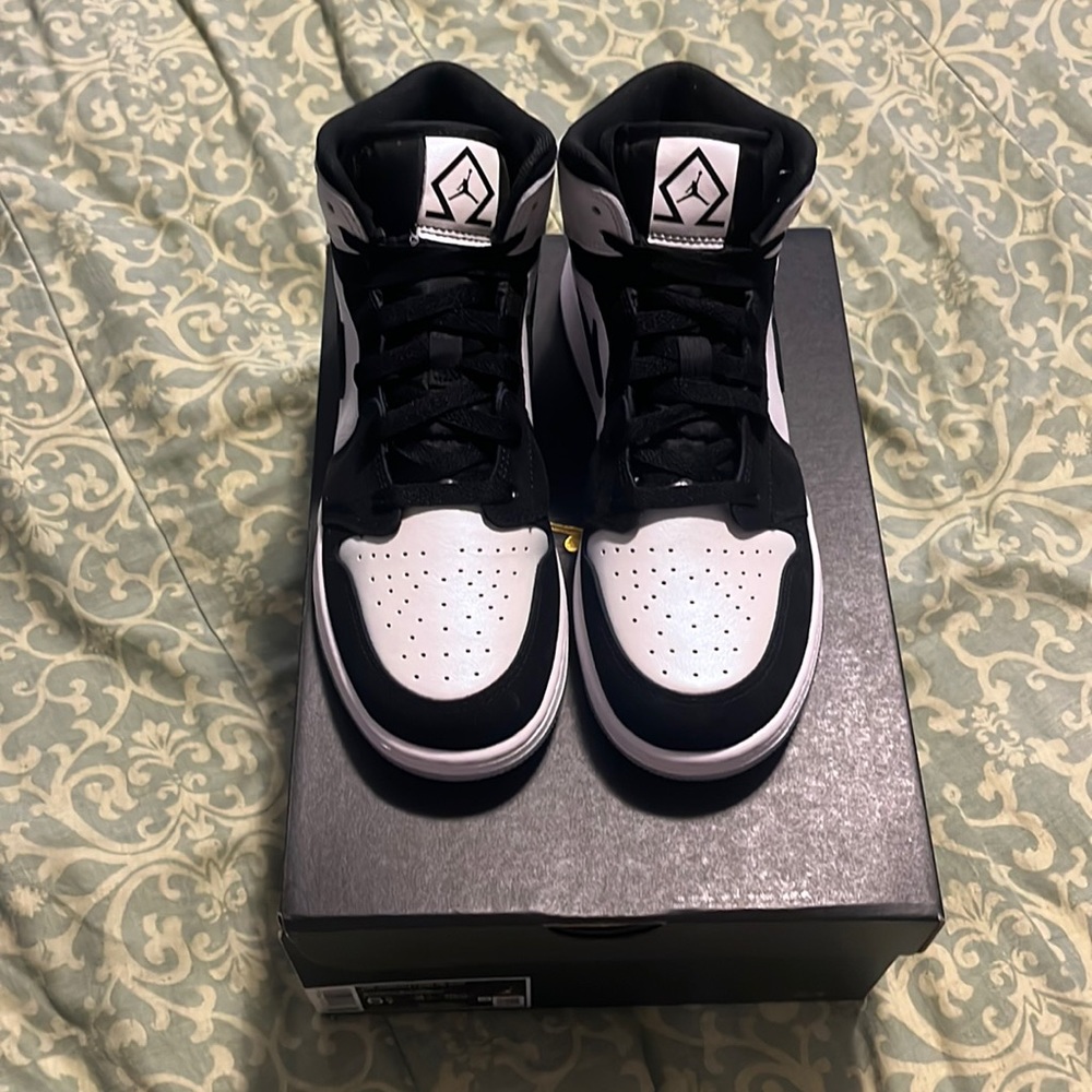 Jordan 1 mid diamond. Box not included